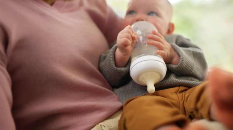 Połączenie karmienia piersią z butelką – jak to zrobić bez stresu?